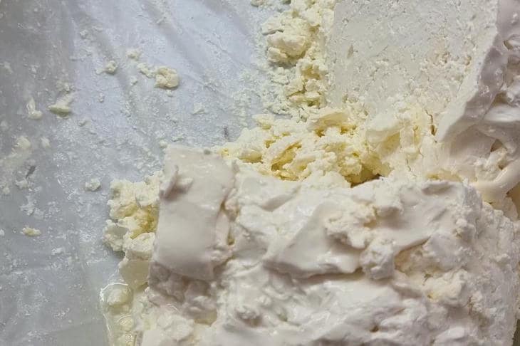 Porque é que a sua coalhada fica granulosa: a ciência e a arte do queijo cottage