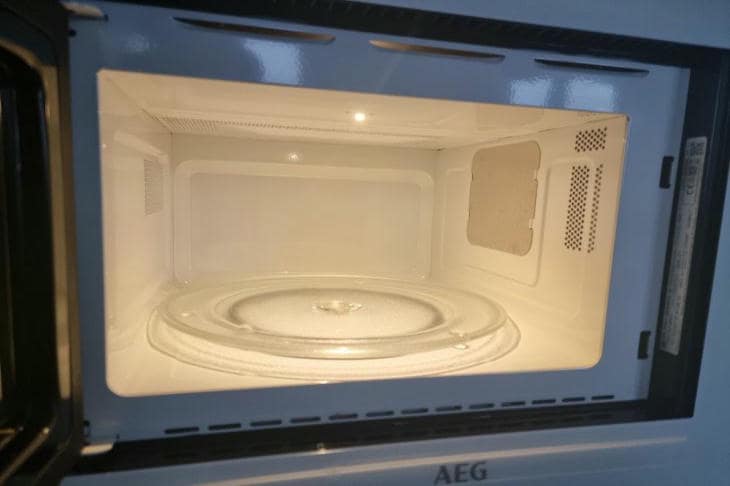 Porque é que se limpa o micro-ondas sem o ligar: vapor de limão contra a gordura velha